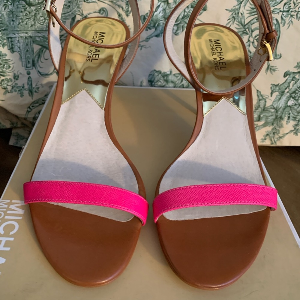 NIB-Michael Kors Fuchsia and Tan Sandals